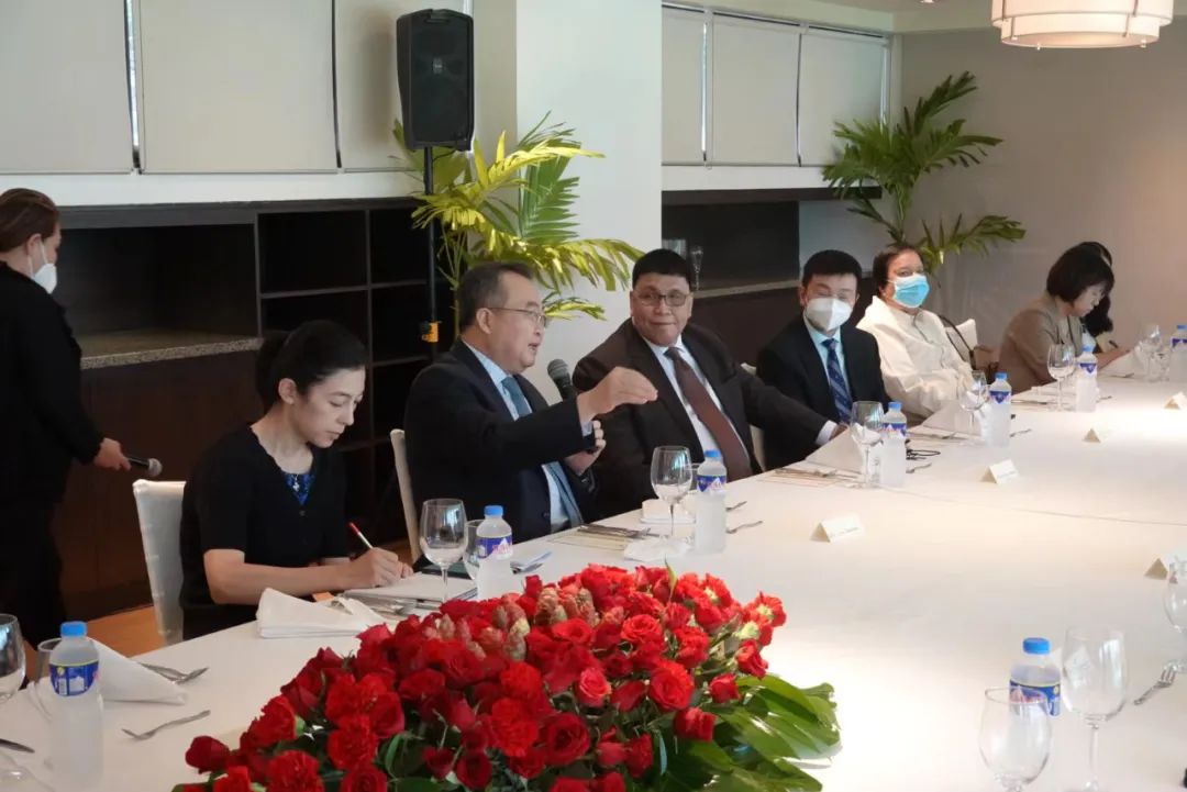 马尼拉领事馆通告-穆斯林民主力量党总裁、众议长罗慕尔德兹会见刘建超(2)