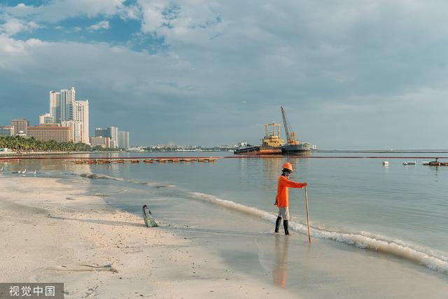 快讯-景色很美但却臭气熏天？菲律宾志愿者给马尼拉湾大扫除(1)