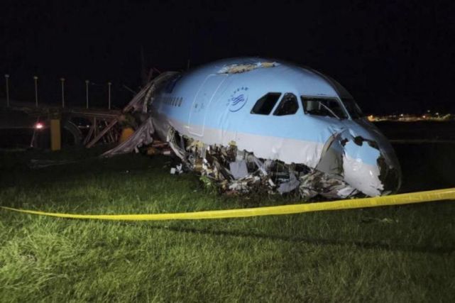 快讯-韩国一载有173人客机在菲律宾冲出跑道，机头破损严重(1)