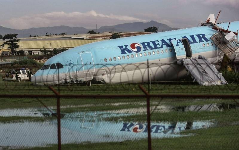 快讯-大韩航空客机降落菲律宾时冲出跑道，机身损毁严重！画面曝光(2)