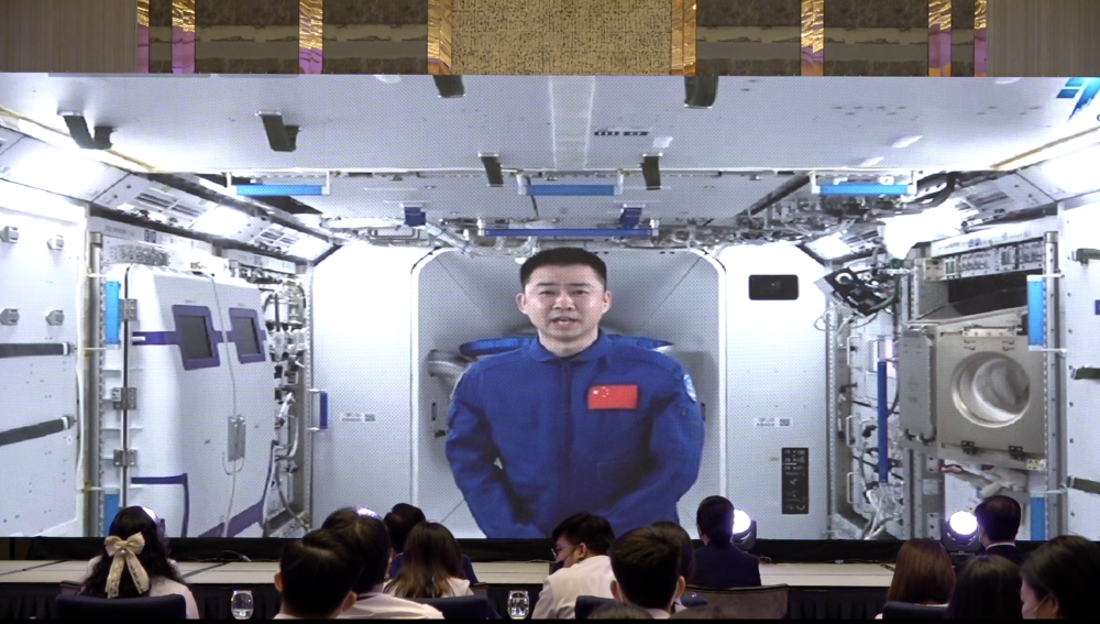 快讯-全球连线 | 中国航天员点亮东盟青少年“航天梦”(1)