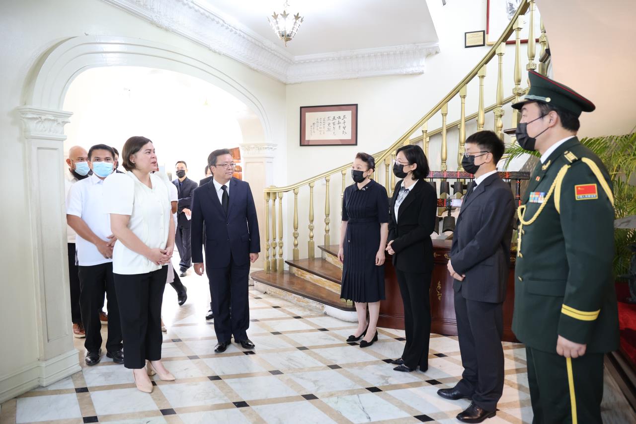 马尼拉领事馆通告-菲律宾副总统莎拉和外长马纳罗深切悼念江泽民同志(4)