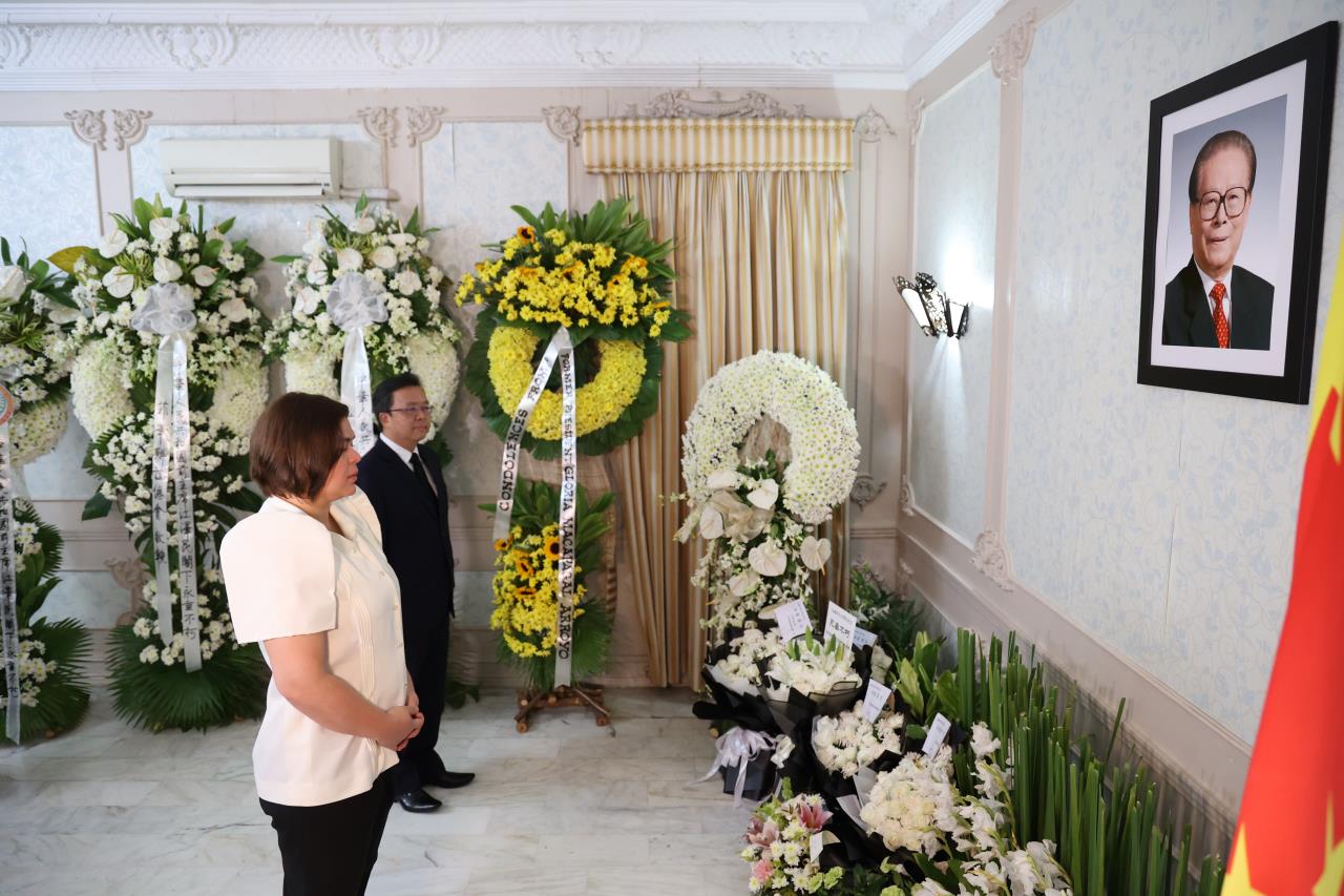马尼拉领事馆通告-菲律宾副总统莎拉和外长马纳罗深切悼念江泽民同志(1)