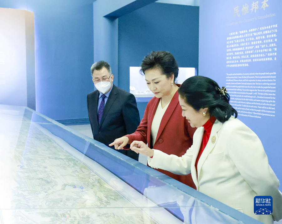 快讯-彭丽媛与菲律宾总统夫人丽莎共同参观国家博物馆(2)