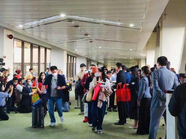 快讯-新春中国旅客抵达马尼拉，菲律宾旅游部部长接机(1)