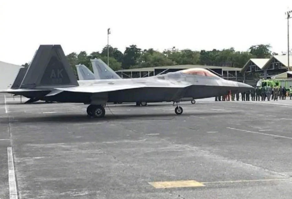 快讯-美F-22隐身战机首次降落菲律宾，美菲开启联演引发关注(1)