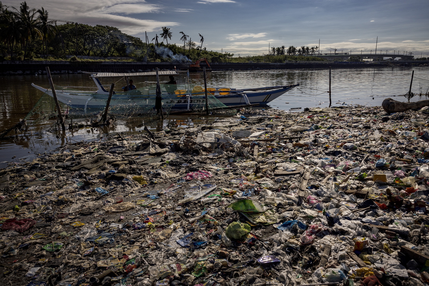 快讯-早安·世界｜菲律宾塑料污染严重，成为世界最大海洋污染国家(2)
