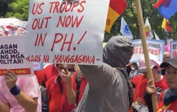 快讯-菲律宾总统会见拜登当天，菲民众在美国使馆前抗议，要求美军撤走(1)