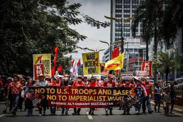 快讯-菲律宾总统会见拜登当天，菲民众在美国使馆前抗议，要求美军撤走(2)