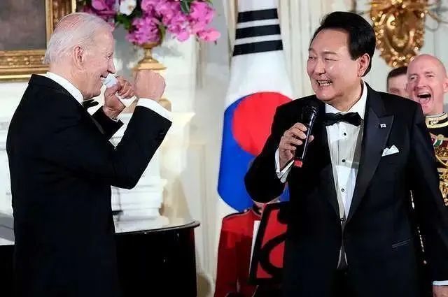 快讯-韩国、菲律宾总统接连访美，媒体：谁更可怜可能已有答案(4)