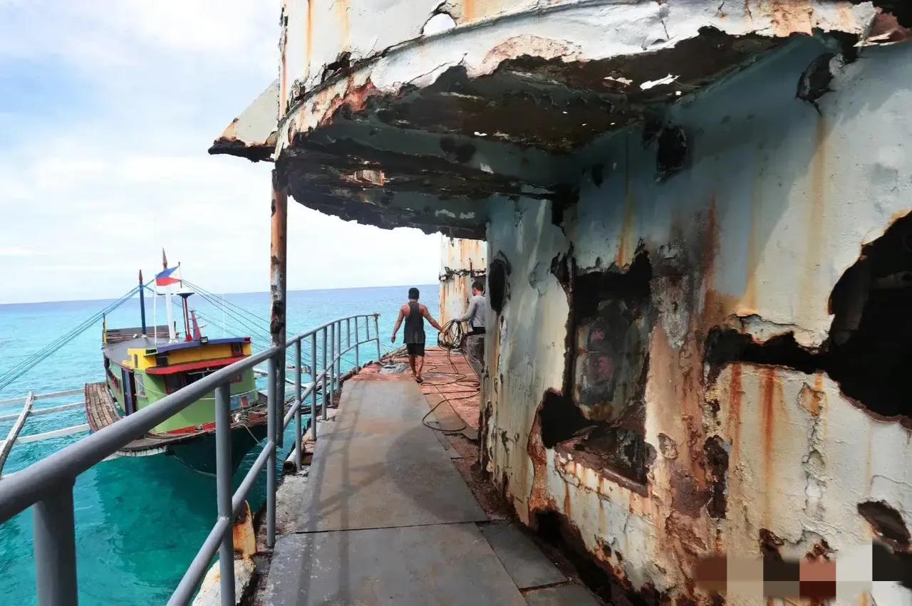 快讯-菲律宾的船被我国海警船拦截了，这破船还能撑多久？(1)