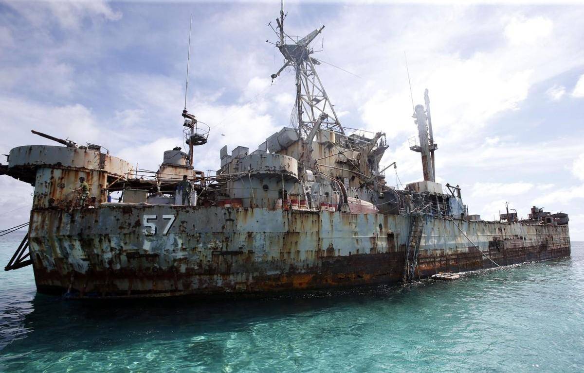 快讯-菲律宾先动的手，中国拖船到了仁爱礁，就停在了菲律宾破船旁边(2)