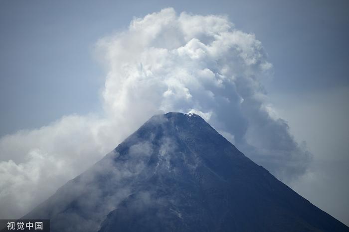快讯-菲律宾火山喷发致上万人流离失所，旅游官员发文推观景点被批(1)