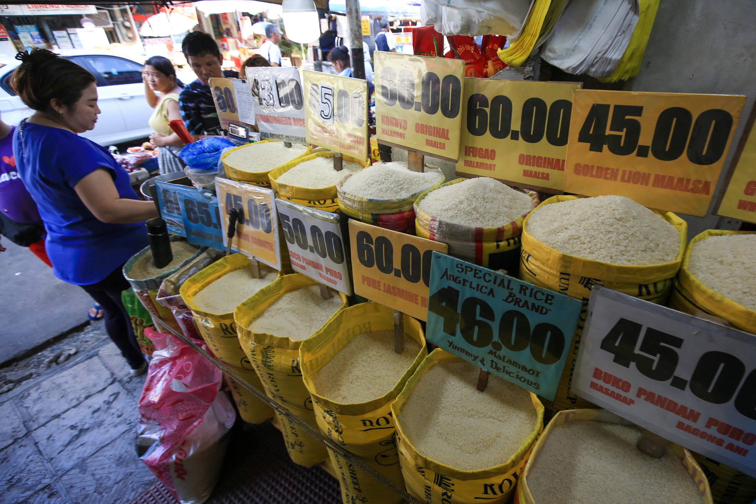 快讯-马科斯在菲律宾全国范围内设定大米价格上限(1)