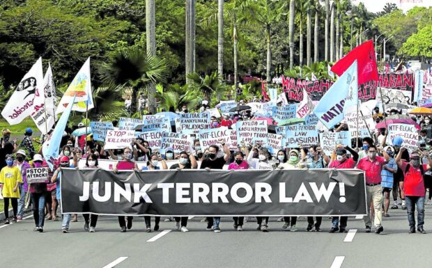 快讯-菲律宾最高法院制定的反恐法规则将于1月15日生效(1)