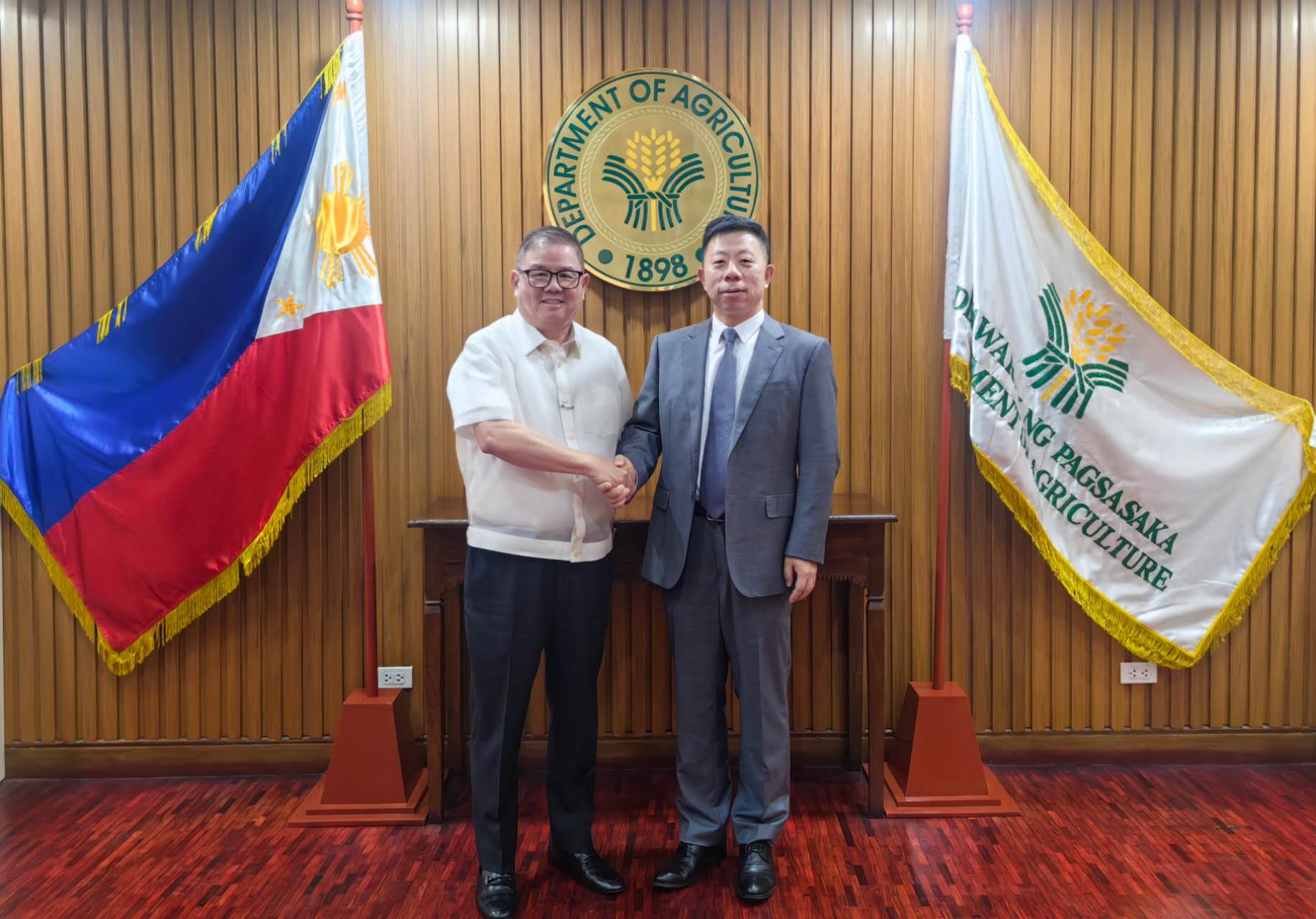 马尼拉领事馆通告-井泉大使会见菲律宾农业部长劳雷尔(1)