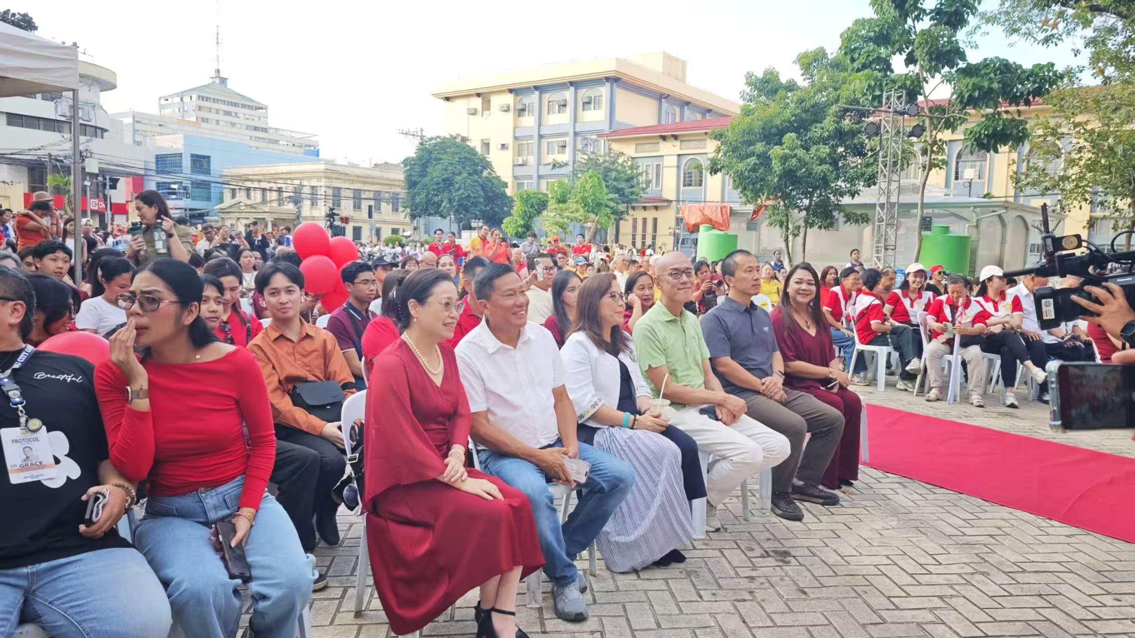 宿务领事馆通告-驻宿务总领事张瑱出席宿务市红灯笼节并致辞(2)
