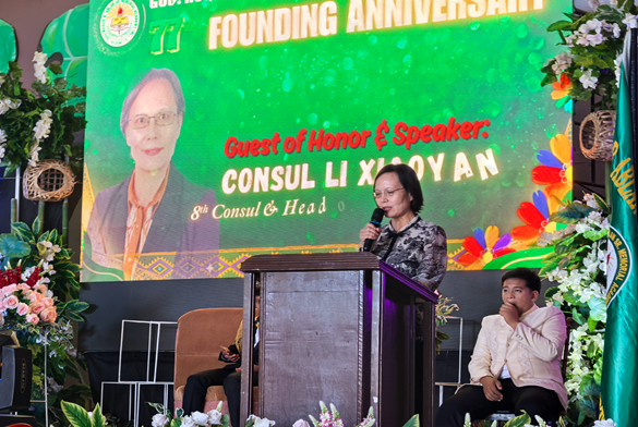 拉瓦格领事馆通告-李小艳馆长领事出席北伊罗戈省阿布兰省长纪念学院校庆(1)