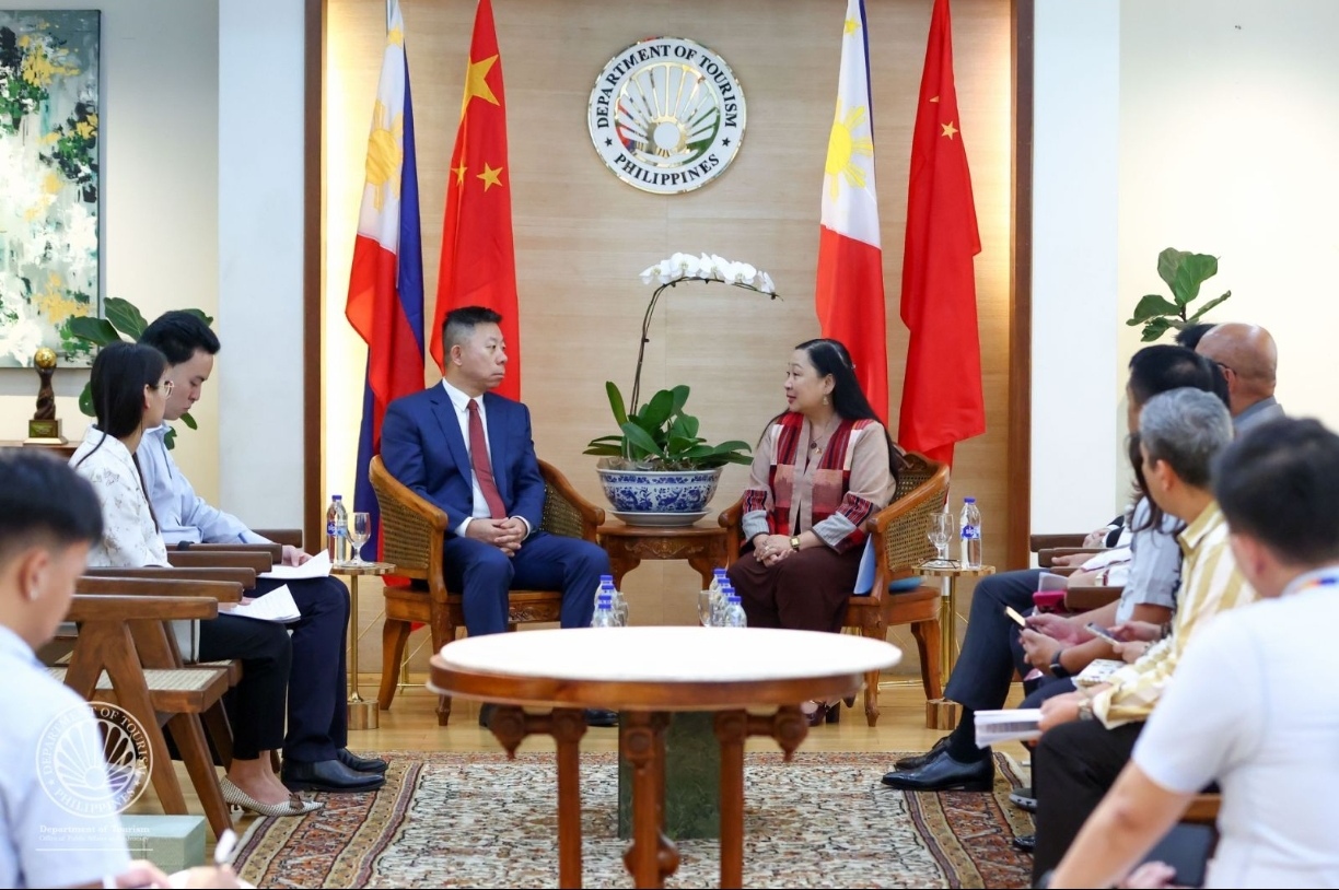 马尼拉领事馆通告-井泉大使会见菲律宾旅游部代理部长维尔娜·布恩苏埃索(1)