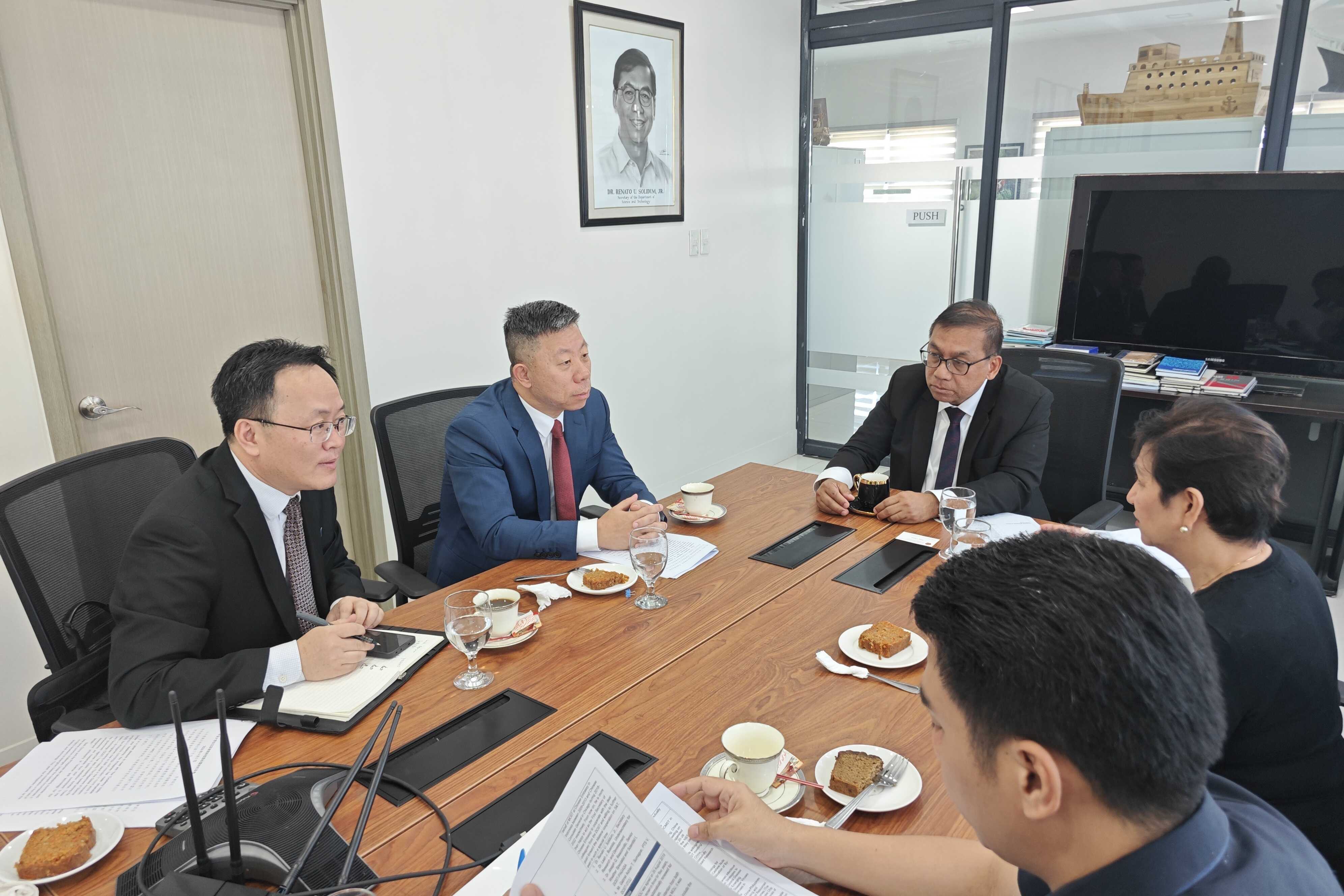 马尼拉领事馆通告-井泉大使会见菲律宾科技部长索利杜姆(1)