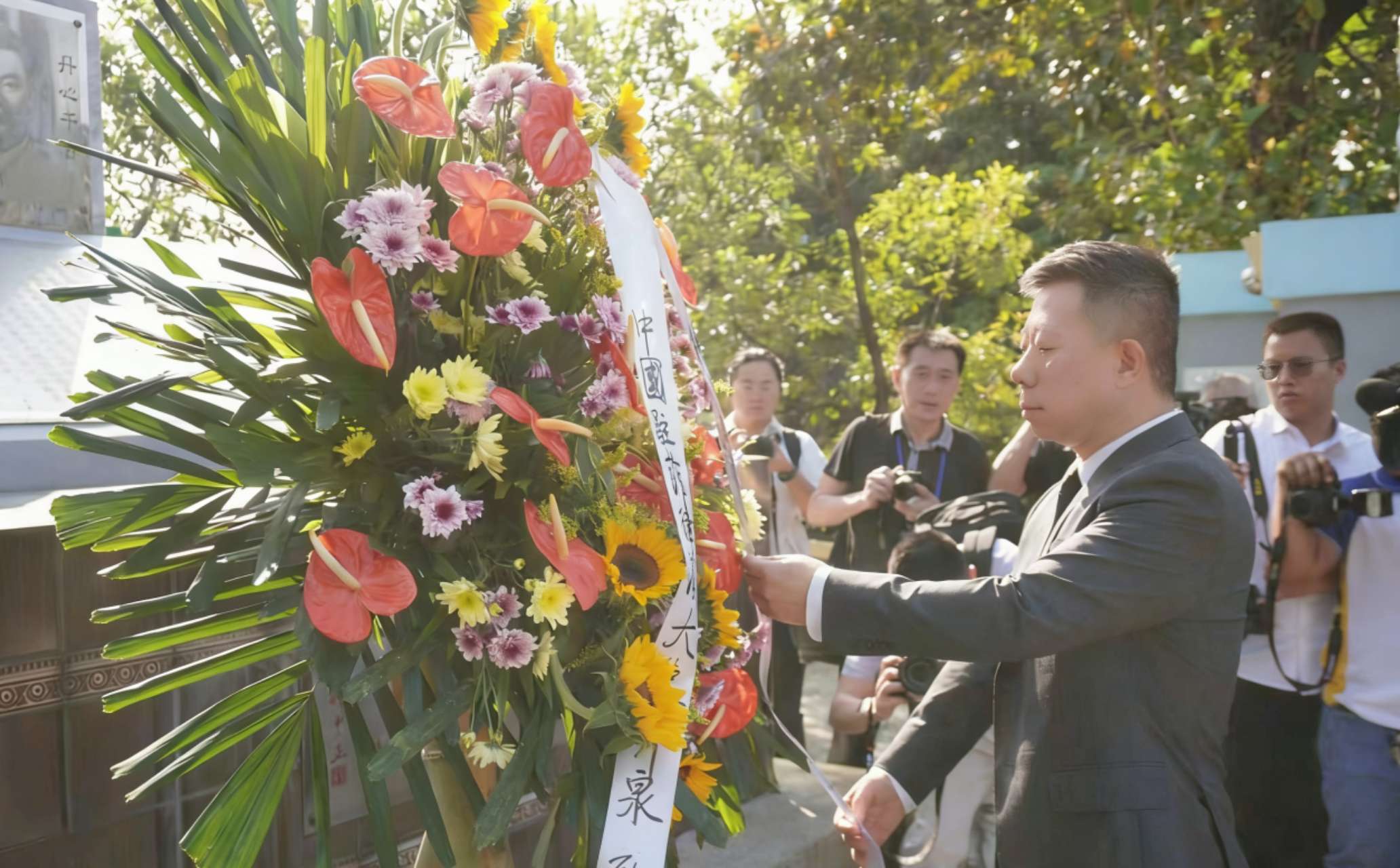 马尼拉领事馆通告-驻菲使馆外交官赴马尼拉华侨义山祭奠华侨抗日英烈(1)