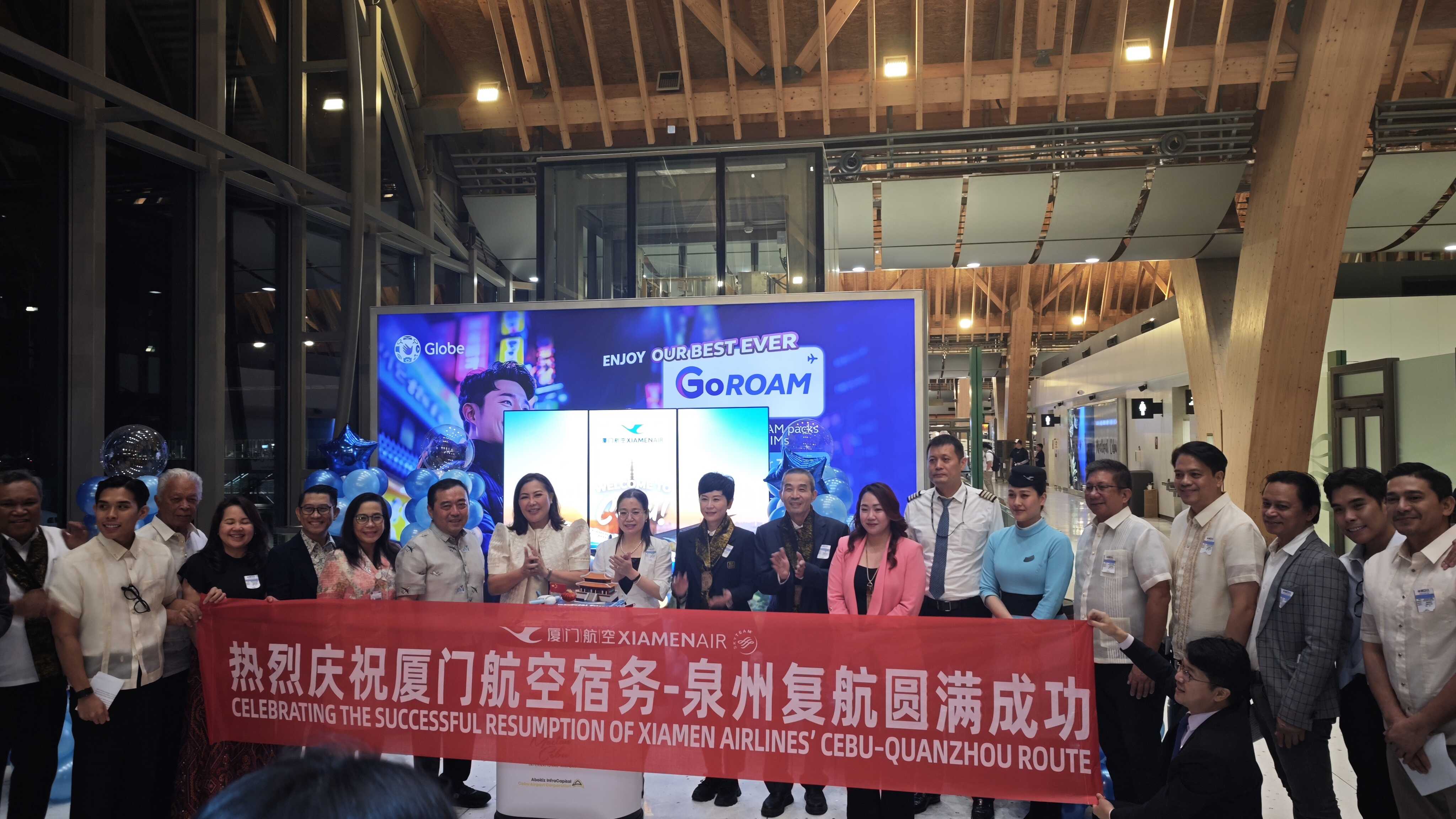 宿务领事馆通告-驻宿务领事张瑱出席厦门航空泉州至宿务复航首航欢迎仪式(2)