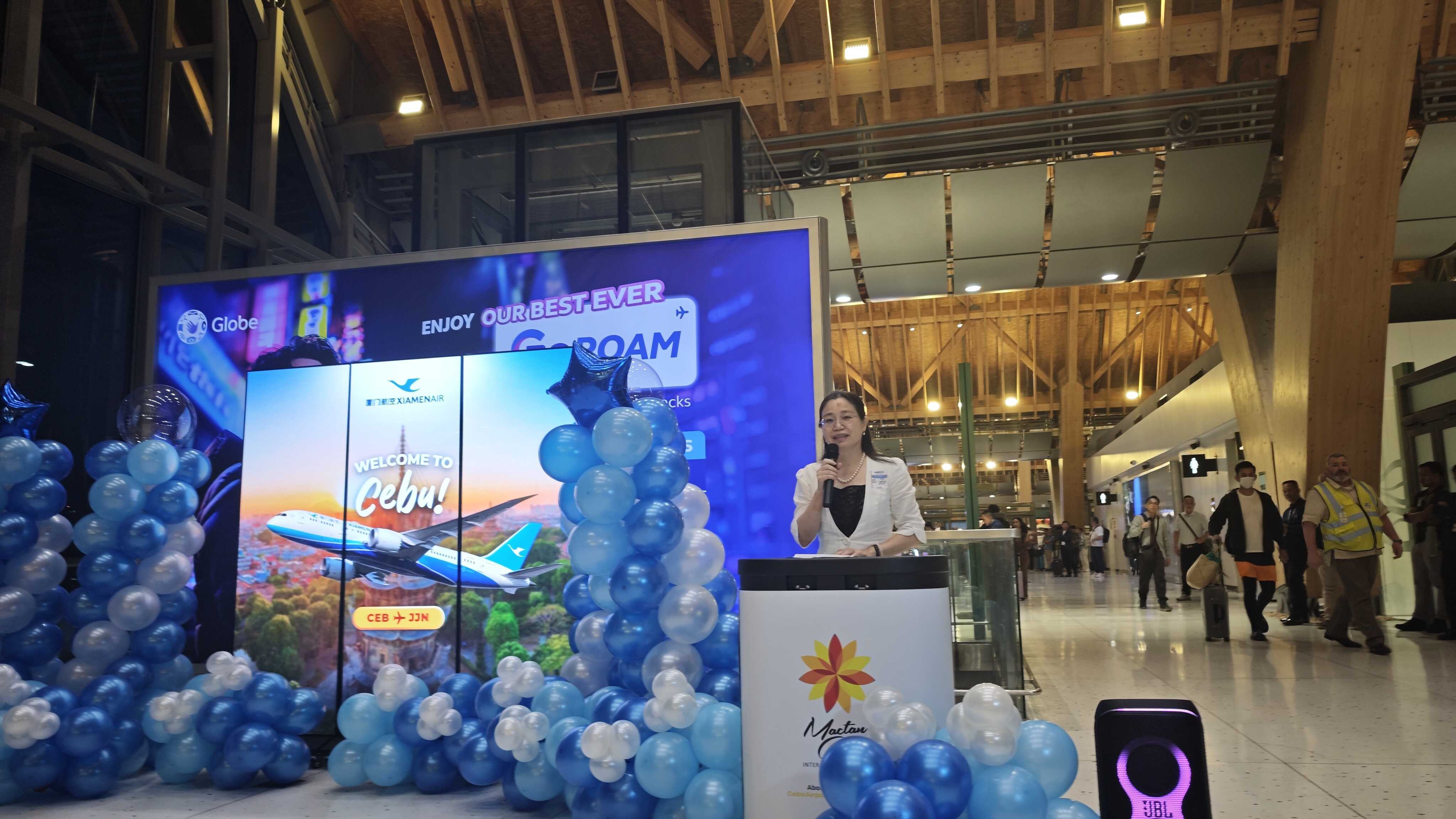 宿务领事馆通告-驻宿务领事张瑱出席厦门航空泉州至宿务复航首航欢迎仪式(1)