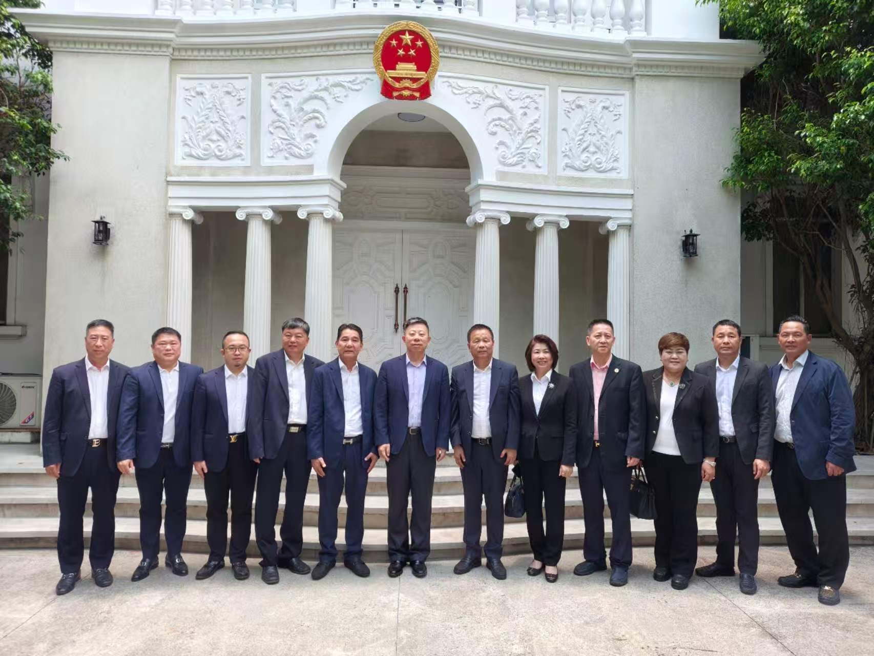 马尼拉领事馆通告-井泉大使会见菲华新联公会、旅菲华侨工商联总会代表(2)