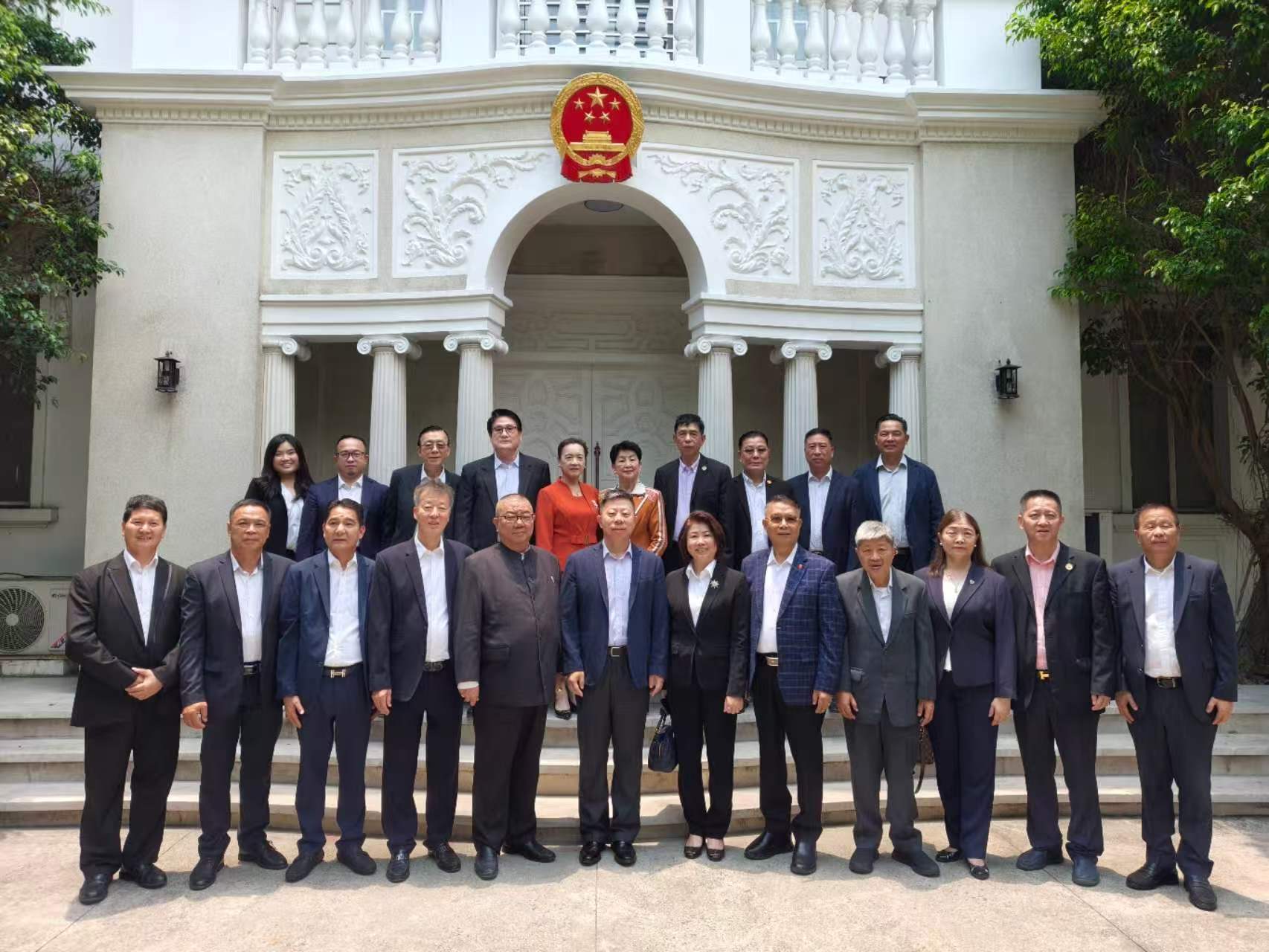 马尼拉领事馆通告-井泉大使会见菲华新联公会、旅菲华侨工商联总会代表(1)