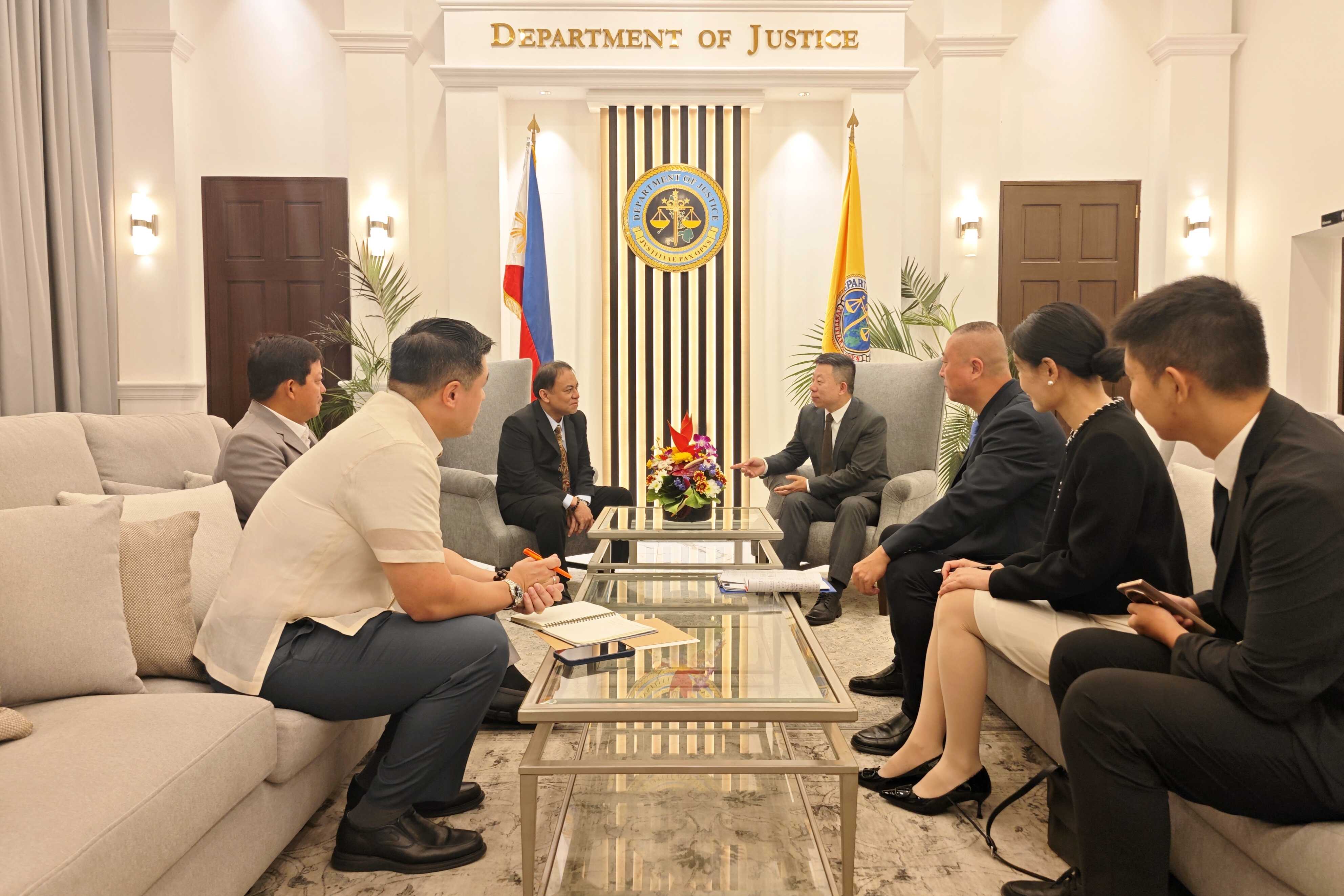 马尼拉领事馆通告-井泉大使会见菲律宾司法部长弗雷德里克·维达(2)