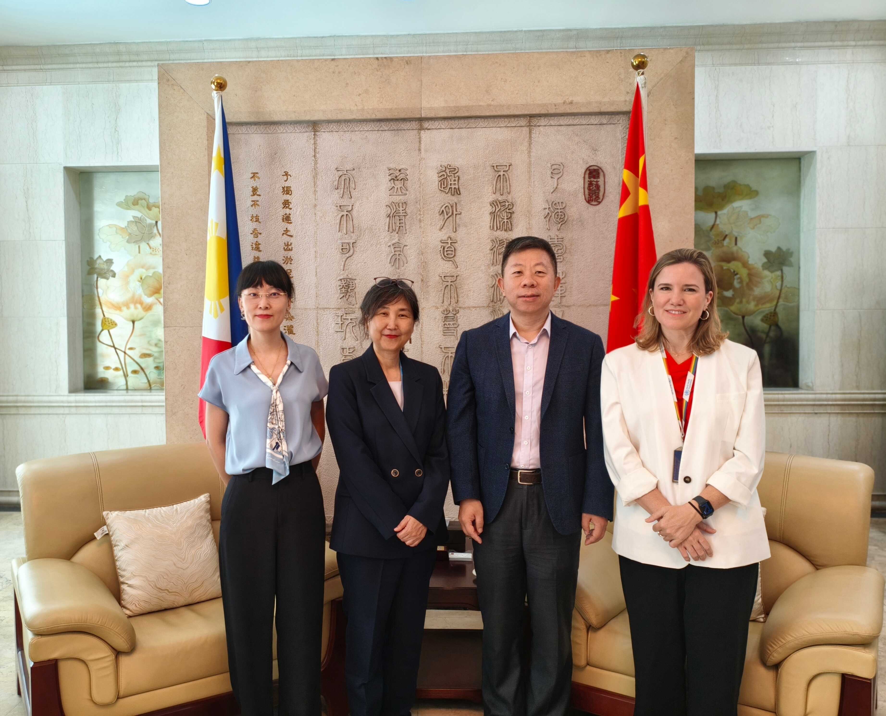 马尼拉领事馆通告-井泉大使会见世卫组织菲律宾国家办公室代理代表高恩英(1)