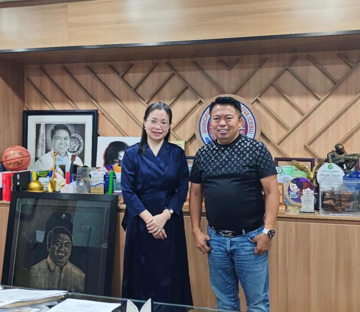 宿务领事馆通告-领事张瑱会见菲律宾城市联盟宿务省分会主席苏安市长(1)