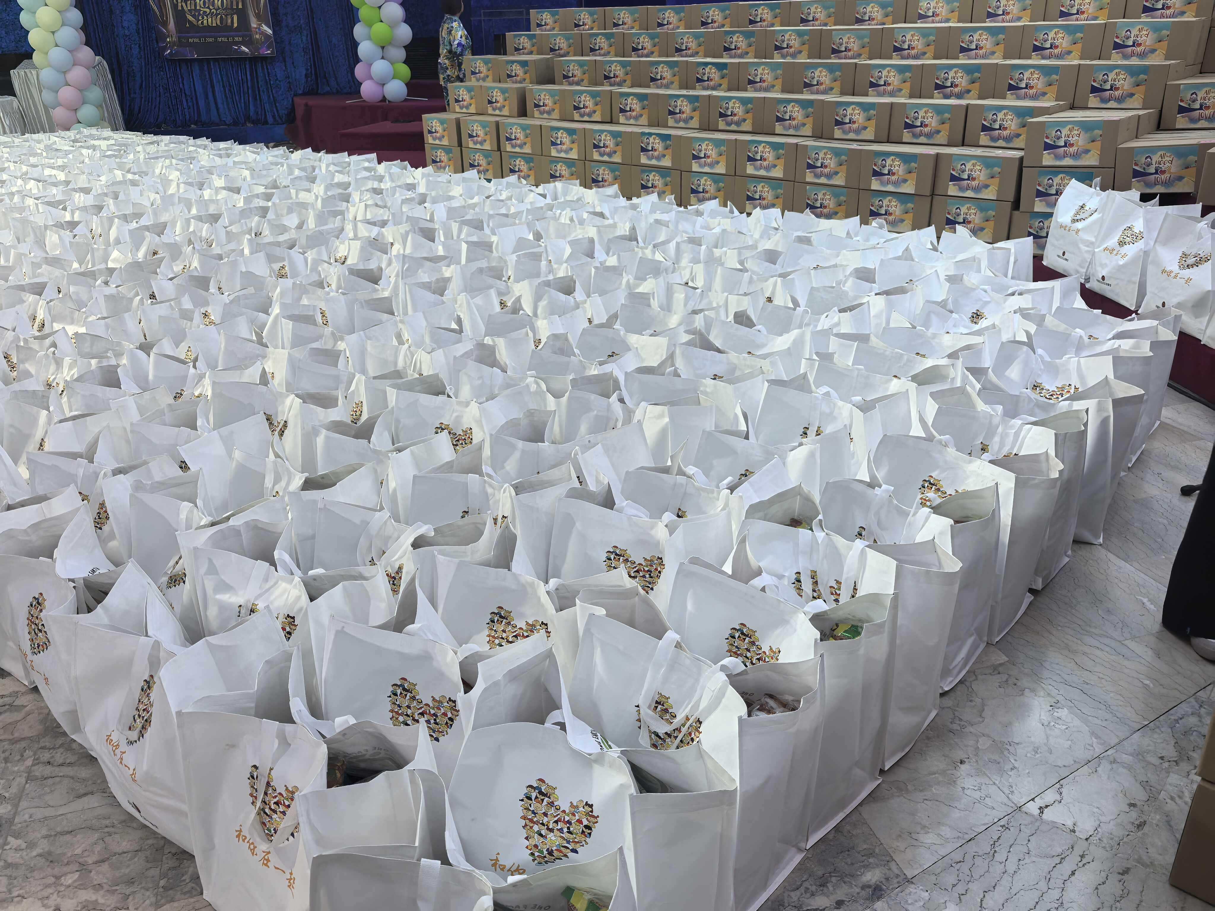 达沃领事馆通告-驻达沃总领馆联合达沃侨界向贫困儿童捐赠生活物资(1)