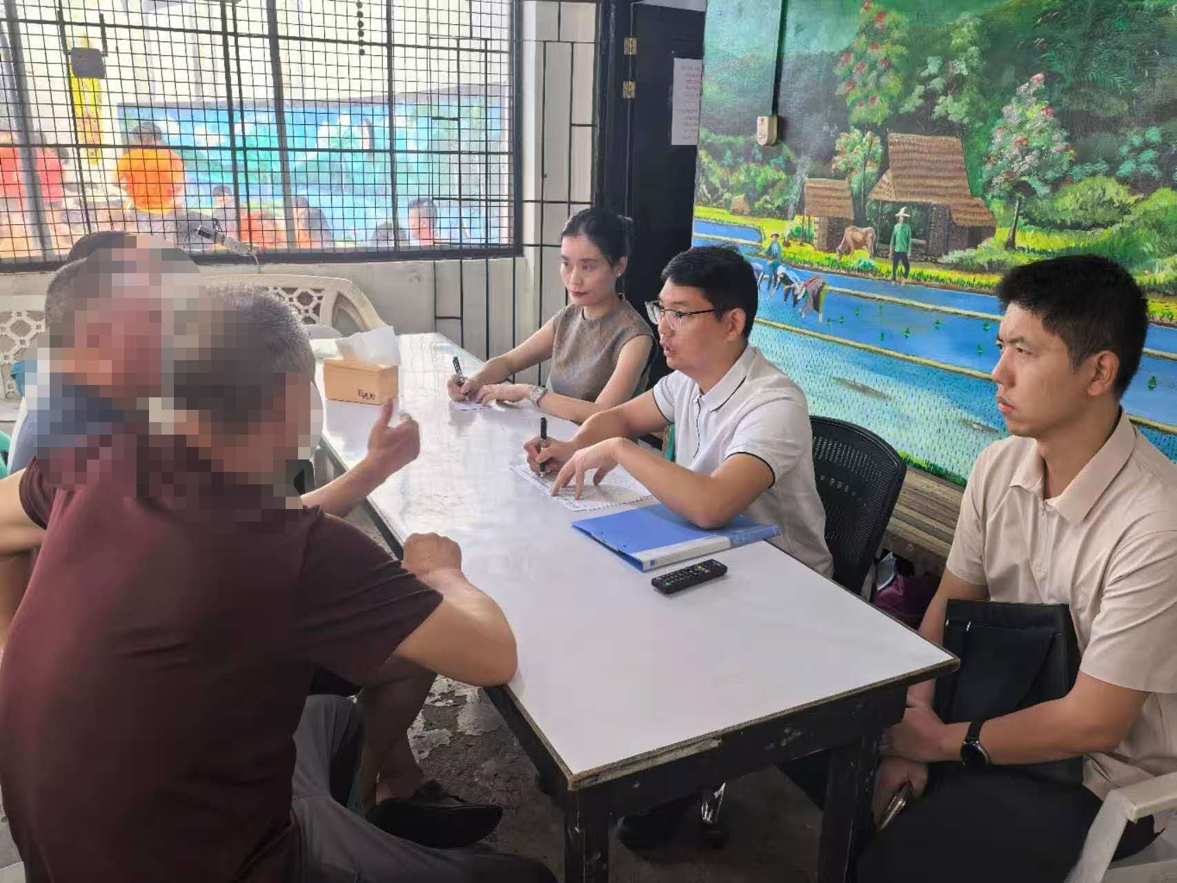马尼拉领事馆通告-驻菲律宾使馆领事探视69名被扣中国公民(1)