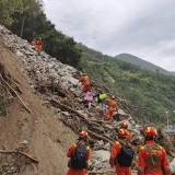 泸定震中共和村：“孤岛”救济24小时