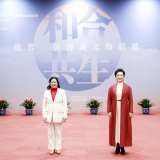 彭丽媛与菲律宾总统夫人丽莎共同参观国家博物馆