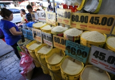 马科斯在菲律宾全国范围内设定大米价格上限