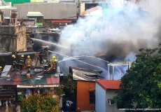 马尼拉潘达坎住宅区发生火灾