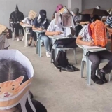 菲律宾学生头顶纸盒、头盔参加考试，为了防作弊太拼了！