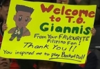 菲律宾球迷现场举牌支持字母哥：欢迎来到多伦多 你让我爱上篮球